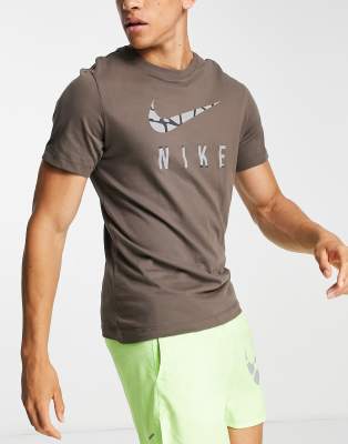 nike t shirt marroni