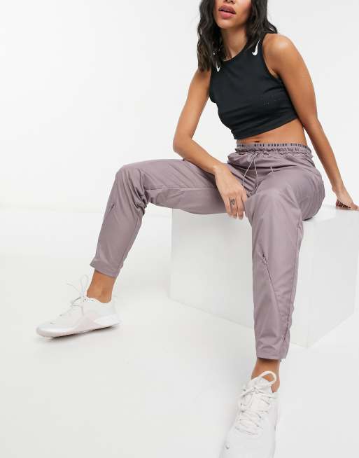 Nike Running – Run Division – Trainingshose in Lila