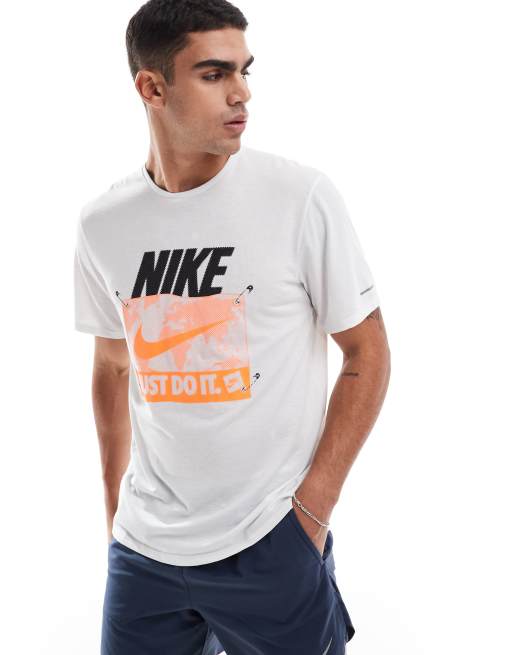 Nike Running - Run Energy - T-shirt met grafische print in wit