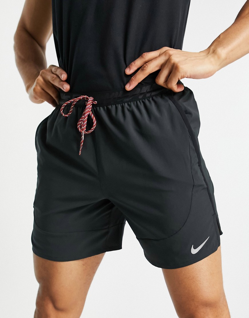 Nike Running - Run Wild Flex Stride - Sorte 7-tommers shorts