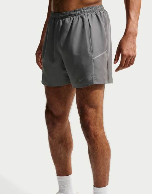 Nike Running short homme Dri-FIT 2-en-1 5 pouces gris, 2 de 4