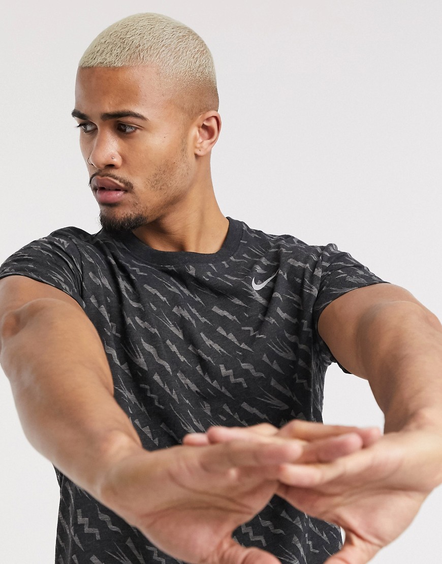 Nike Running - Sort t-shirt med all over-print