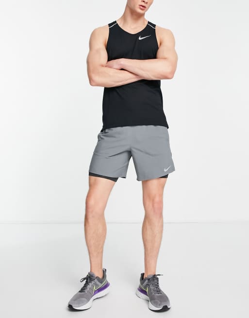 Nike Running – Stride 2-in-1 – Grå 7 tum långa shorts