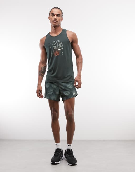 Nike Running – Stride – Czarny podkoszulek Dri-FIT z nadrukiem „Dream”, 2 z 5