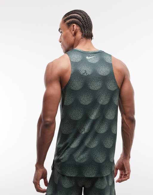 Nike Running – Stride – Czarny podkoszulek Dri-FIT z nadrukiem „Dream”, 3 z 5
