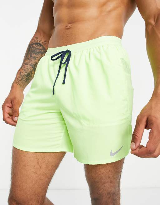 Nike Running - Stride - Dri-FIT - 7 inch short in volt