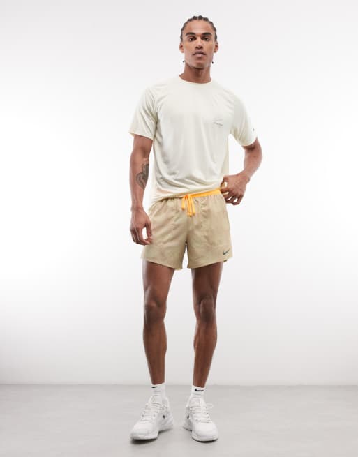 Nike Running - Stride Dri-FIT - Beige 5-tommer-shorts med for og print, 3 af 5