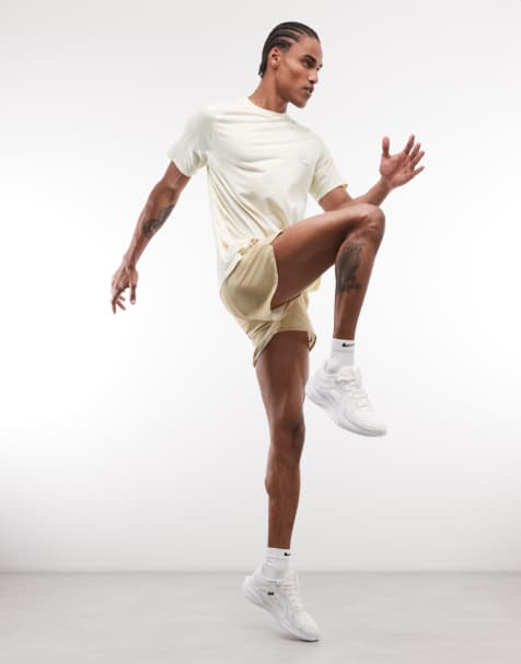 Nike Running – Stride Dri-FIT – Beżowe szorty o długości 5 cali z podszewką i nadrukiem - view 1