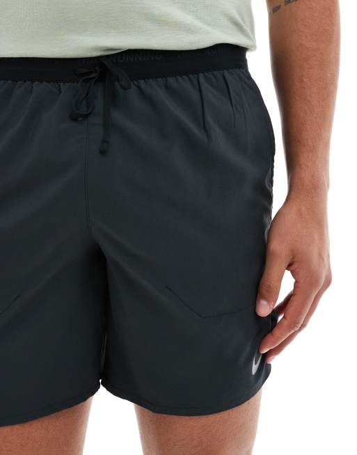 Nike Running – Stride Dri-FIT – Lauf-Shorts in Schwarz, 7 Zoll Schrittlänge, 2 von 5