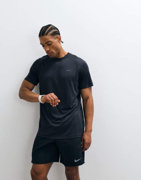 Nike Running - Stride - Dri-FIT - Novelty - T-shirt in zwart - view 1