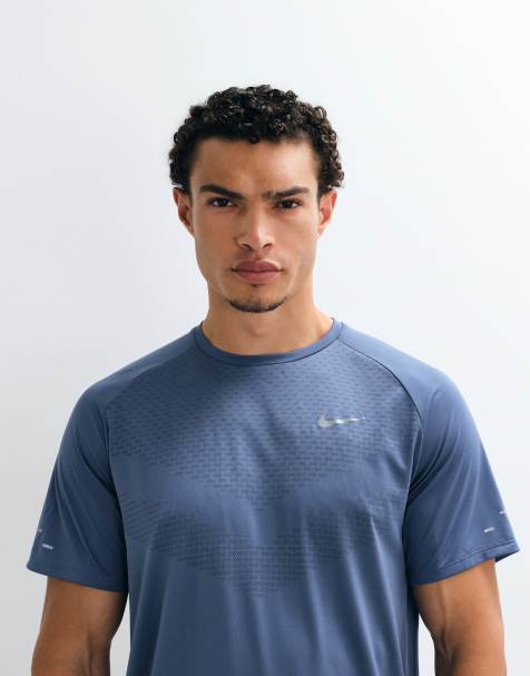 Nike Running Stride Dri-FIT T-shirt i blå - view 1