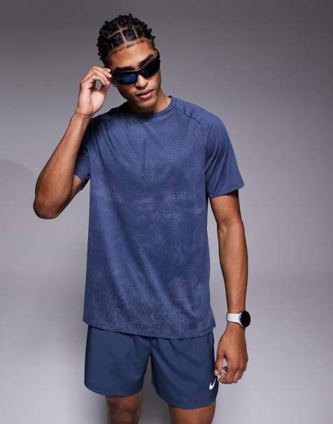 Nike Running – Stride Dri-FIT – T-Shirt in Marineblau - view 1