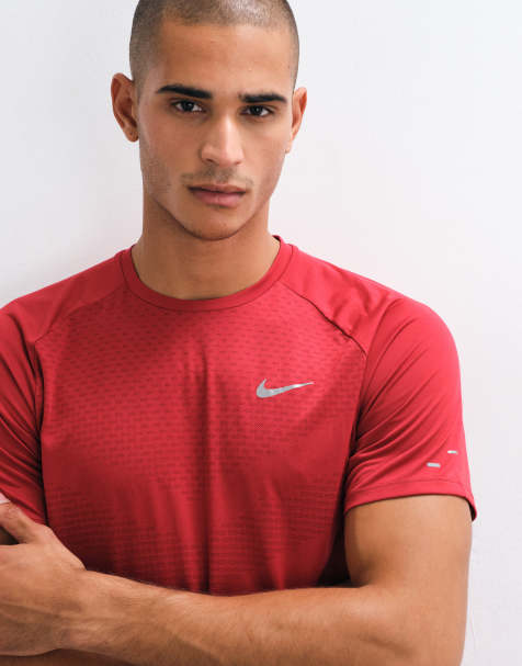 Nike Running Stride Dri-FIT T-Shirt in Rot - view 1