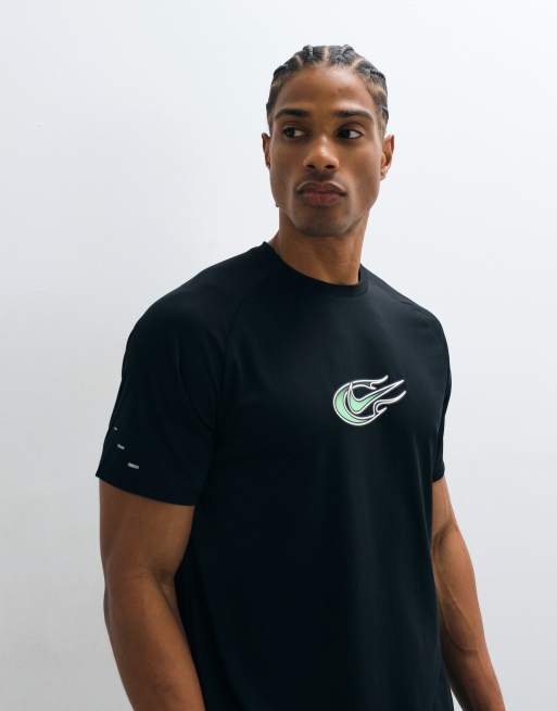 Nike Running Stride Dri-FIT T-shirt med grafisk print i sort, 4 af 5