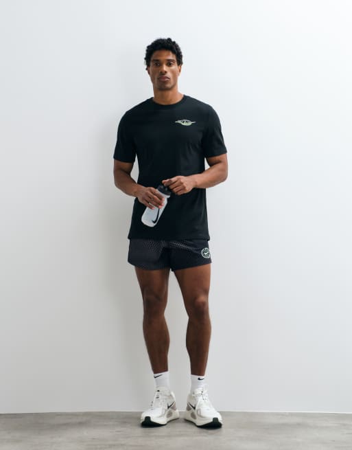 Nike Running Stride Dri-FIT T-shirt med print på ryggen i sort, 2 af 5
