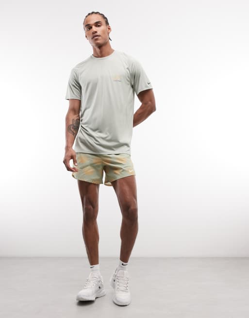 Nike Running - Stride - Dri-FIT - T-shirt met droomprint in groen, 2 van 5