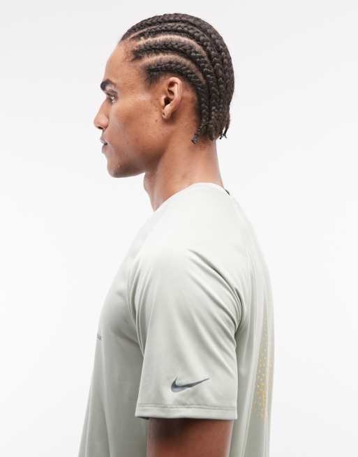 Nike Running – Stride Dri-FIT – Zielony T-shirt z nadrukiem „Dream”, 4 z 5