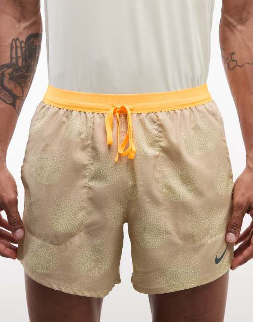 Nike Running - Stride - Short 5 pouces doublé à imprimé en tissu Dri-FIT - Beige, 4 de 5