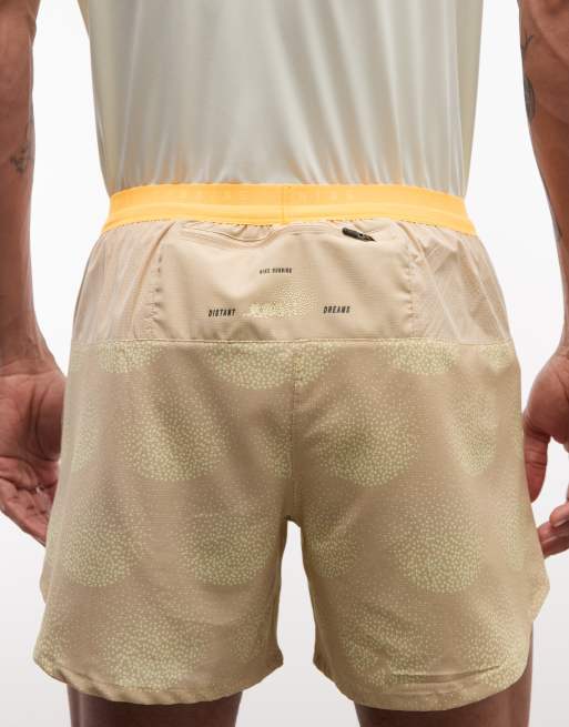 Nike Running - Stride - Short 5 pouces doublé à imprimé en tissu Dri-FIT - Beige, 5 de 5