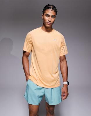 Nike Running - Stride - T-shirt en tissu Dri-FIT - Orange