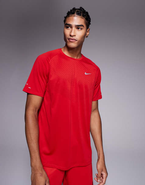 Nike Running Stride t-shirt in red - view 1