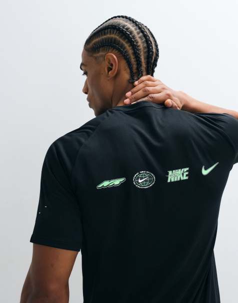 Nike Running Stride t-shirt z nadrukiem graficznym w kolorze czarnym - view 1