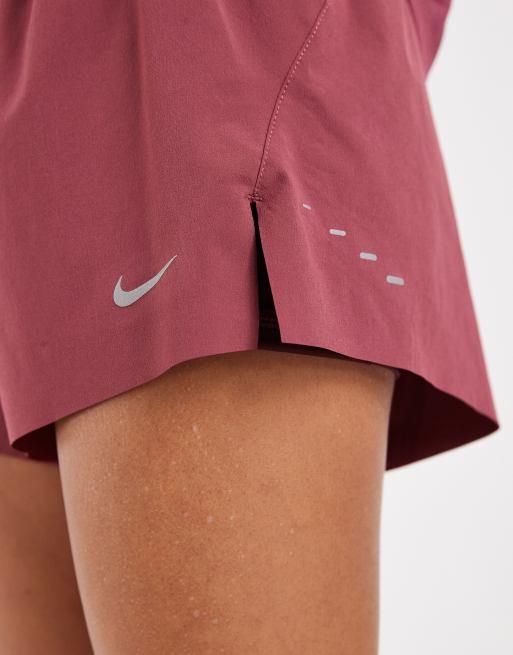 Nike Running Swift Dri-FIT Mid-Rise 2-in-1-Shorts in Pink, 4 von 5