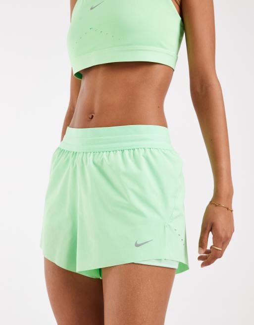 Nike Running Swift Dri-FIT shorts med medelhög midja 2 i 1 i neongrönt, 3 av 5