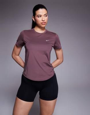 Nike Running - Swift Dri-FIT - T-Shirt in Dunkellila-Brown