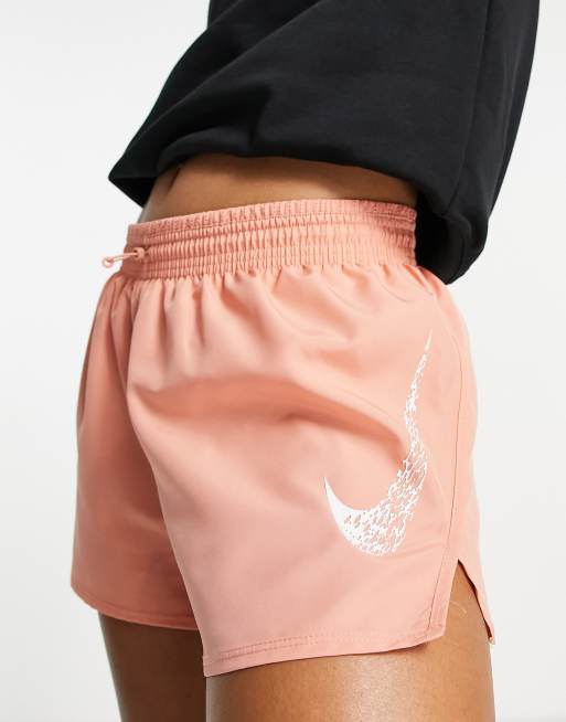 Nike Running - Swoosh Dri-FIT - Lyserøde shorts