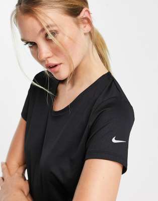 Nike Running - T-Shirt in Schwarz mit V-Ausschnitt