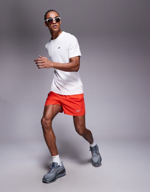 Nike Running – T-Shirt in Weiß mit Motivprint auf dem Rücken, 2 von 5