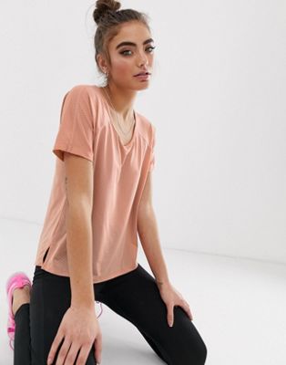 Nike Running - T-shirt met uitsnijding op de achterkant in roségoud-Oranje