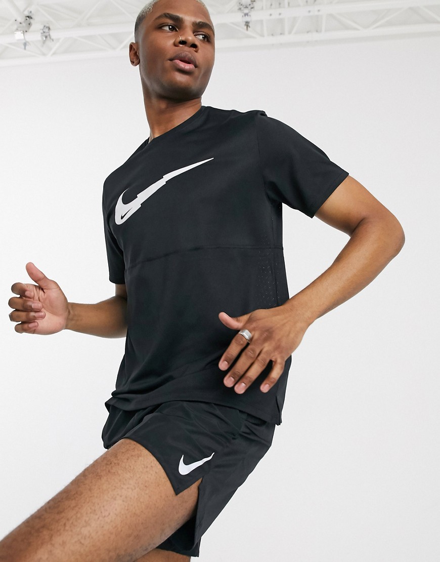 Nike Running - T-shirt nera con logo-Nero