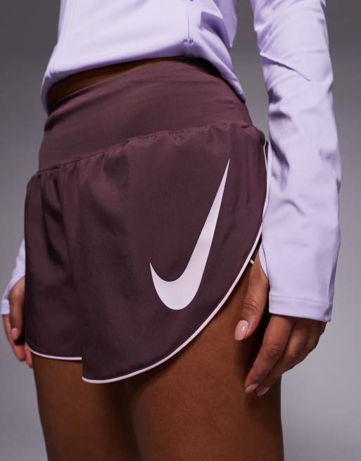 Nike Running - Tempo Dri-FIT - Pantaloncini a vita medio alta marroni con logo Nike, 2 di 5