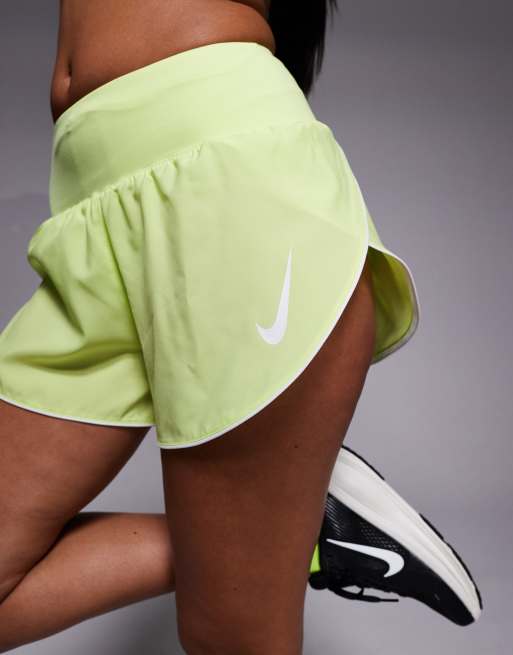 Nike Running – Tempo Dri-FIT – Shorts in Gelb mit mittelhohem Bund und Swoosh-Logo, 5 von 5