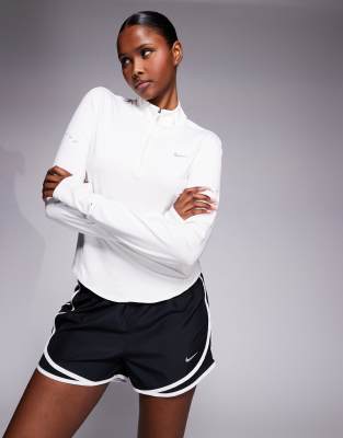 Nike Running - Tempo - Short 3 pouces à taille mi-haute en tissu Dri-FIT - Noir et blanc