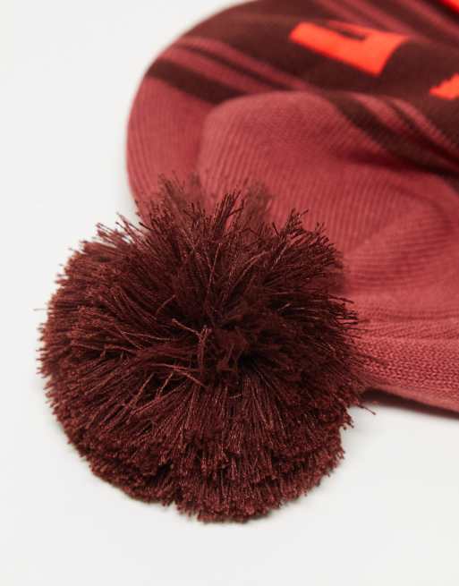 Nike Running – Trail Dri-FIT – Czerwona czapka beanie unisex z pomponem, 3 z 4