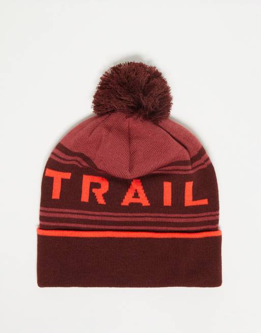 Nike Running – Trail Dri-FIT – Czerwona czapka beanie unisex z pomponem, 4 z 4