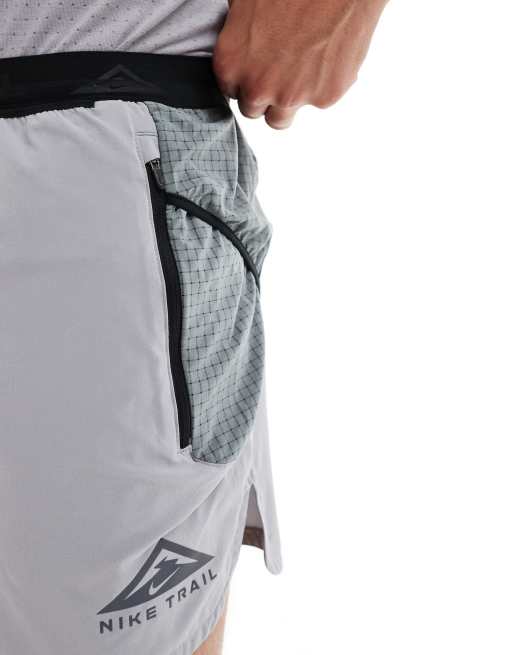 Nike Running - Trail Dri-FIT - Pantaloncini da 5" grigi con logo, 3 di 5