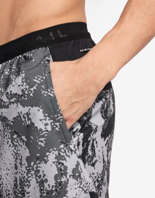 nike trail shorts tシャツ まとめ売り Nike Running Trail printed 7 inch shorts in gray and black