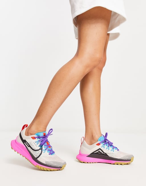 Nike Running - Trail React Pegasus 4 - Sneakers in stone en roze