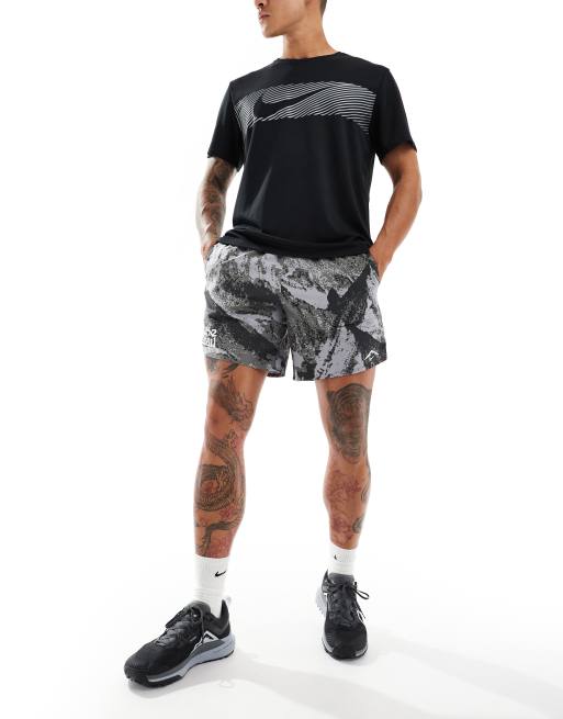 Nike Running - Trail - Sorte shorts med print på 7 tommer