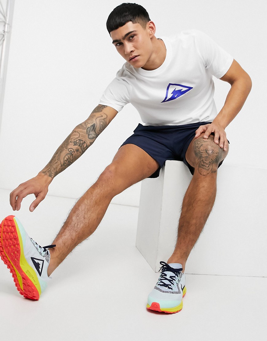 Nike Running – Trail – Vit t-shirt med stor logga