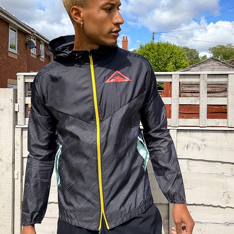 Aprendiz Desgracia explorar Nike Running Trail zip thru logo jacket in black | ASOS
