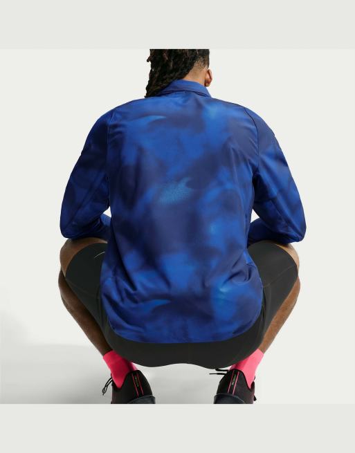 Nike Running uomo Miler Repel giacca stampata con protezione UV in blu, 2 di 4