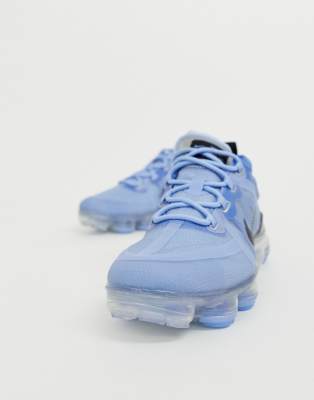 nike running vapormax 19 trainers in white and gold