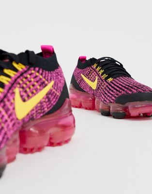 nike running vapormax flyknit trainers in black and pink