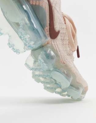 nike running vapormax flyknit trainers in pink and blue