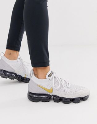 Nike Running – Vapormax Flyknit – Vita och guldfärgade sneakers